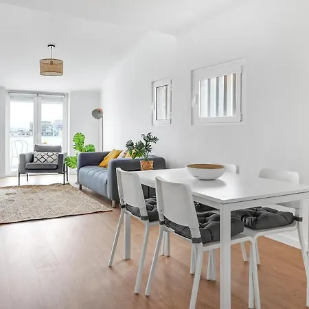 Lejlighed One Bedroom Apt In Central - Balconies With River Views!