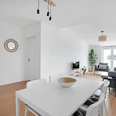 One Bedroom Apt In Central - Balconies With River Views! *