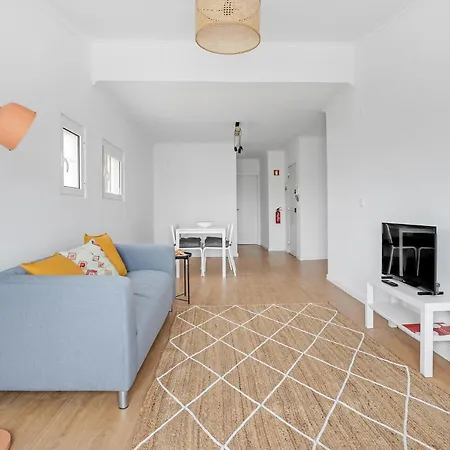 One Bedroom Apt In Central - Balconies With River Views! * Almada