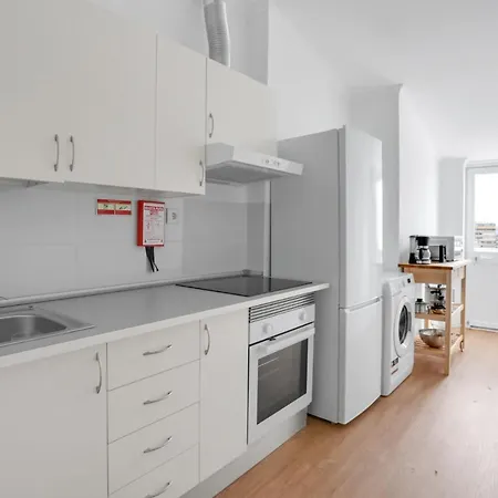 One Bedroom Apt In Central - Balconies With River Views! * Almada