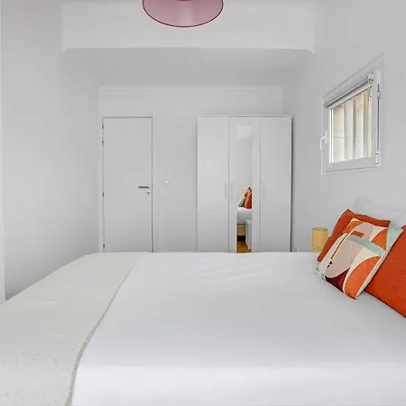 One Bedroom Apt In Central - Balconies With River Views! * Almada